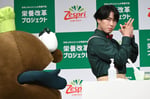エレガントに手指消毒をする宮舘涼太（右）と、それを見守るキウイブラザーズ（グリーン / 左）。