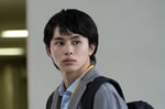 遠藤記者役の草川拓弥（超特急）。©2025「栄光のバックホーム」製作委員会