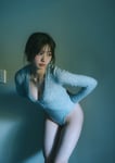 富田鈴花（日向坂46）1st写真集「鈴花サーキット」の掲載ショット。（撮影：峠雄三）©光文社