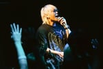 嵐「A・RA・SHI」を熱唱するDJピエール中野。