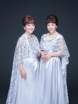左から岩崎宏美、岩崎良美。