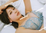 富田鈴花（日向坂46）1st写真集「鈴花サーキット」の特典ポスターサンプル画像。（撮影：峠雄三）©光文社