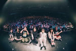 「ライブナタリー “Base Ball Bear × Galileo Galilei” -2025- 東京」の集合写真。（撮影：タマイシンゴ）