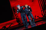 「Bring It」をパフォーマンスするHOSHIとWOOZI。(P)&(C) PLEDIS Entertainment)