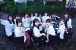 バーベキューを楽しむWHITE SCORPION。©OVERSE/KING RECORDS