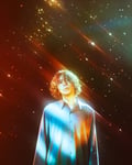 米津玄師の新たなアーティストビジュアル。（撮影：奥山由之）