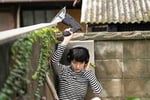 唐田えりか演じるヨーコ。©2025映画「海辺へ行く道」製作委員会