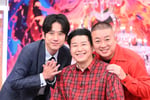 左から二宮和也（嵐）、長田庄平（チョコレートプラネット）、松尾駿（チョコレートプラネット）。©TBS