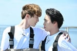 見つめ合うジェシー（SixTONES）と宮舘涼太（Snow Mabn）。©TBS