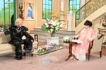 「徹子の部屋」より、左から藤井風、黒柳徹子。