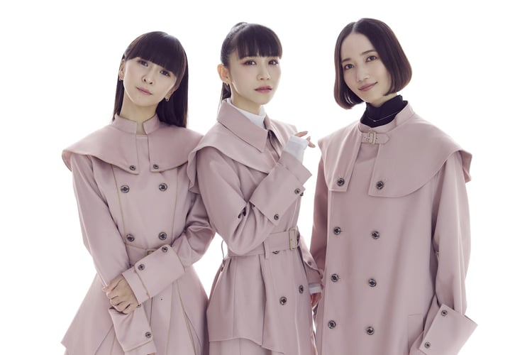 「Perfume Closet #10」より「ネビュラロマンス」をイメージしたアイテムを着用するPerfume。©AMUSE