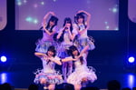 新曲「moru more」を披露するChumToto。