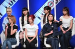 前列左からKAEDE・RUI（f5ve）、佐藤晴美、後列左から鶴屋美咲・菱田未渚美（Girls2）、比嘉優和・佐藤栞奈（Lucky2）。