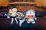 左からのび太、Tani Yuuki、ドラえもん。©藤子プロ・小学館・テレビ朝日・シンエイ・ADK