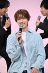 後ろで話し込む古屋呂敏と上原佑太の会話に笑顔をのぞかせる山中柔太朗（M!LK）。