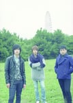 2009年のレミオロメンのアーティスト写真。写真左から神宮司治（Dr）、藤巻亮太（Vo, G）、前田啓介（B）。