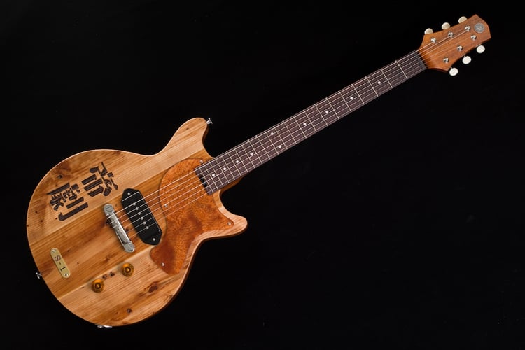 工房で作ってもらったオリジナルギター 帝国劇場の廃材がエレキギターになった！「帝劇 Legacy Collection」第