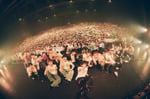 ステージ上で記念撮影するCzecho No Republic、go!go!vanillas、sumika、SUPER BEAVER。（撮影：山川哲矢）