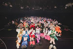 アンコールで客席を背に撮影された、ゆるめるモ！とバンドメンバーの記念写真。（Photo by ike）
