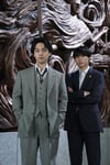 左から柳楽優弥、松村北斗。