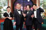 左から有働由美子、Mrs. GREEN APPLE。©日本テレビ