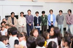 子供に囲まれるtimelesz。©日本テレビ