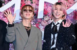 手を振る渋谷龍太（左）、佐久間大介（右）。