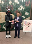 まらしぃと大村秀章愛知県知事。