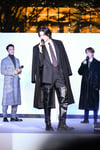 トーク中、再びランウェイを歩くラウール（中央）を見送る岩本照（左）と渡辺翔太（右）。