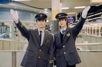 南海電鉄の制服を着て背筋が伸びたという後藤威尊と佐野雄大。©︎LAPONE ENTERTAINMENT