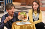 「表面張力ゲーム」に挑戦する木村拓哉と滝沢カレン。©テレビ朝日
