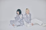 なきごと。左から水上えみり（Vo, G）、岡田安未（G, Cho）。