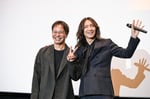 左からエリザベス宮地監督、吉井和哉。