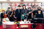 「tiny desk concerts JAPAN 岡村和義」より。（写真提供：NHK）