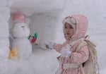 左から雪だるま、幼少期の菊池風磨。©日本テレビ