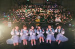 フロアをバックに記念撮影するこみっきゅおん！。（Photo by Jumpei Yamada［Bright Idea］）