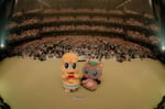 ぽんぽこ＆ピーナッツくんと約7000人の観客。（撮影：小田切楽）