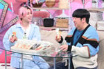 無印良品のバウムクーヘンを味わう佐久間大介（左）と日村勇紀（右）。©日本テレビ