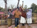 東京ディズニーシーを訪れたM!LK塩﨑太智（左から2番目）。「王様のブランチ」のゴールデン特番「世界のディズニー全部見せますSP！」より。