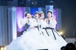 「東京女子流 LAST LIVE ～*キセキの物語*～」の様子。純白のドレスで抱き合う山邊未夢、新井ひとみ、中江友梨、庄司芽生（左から）。