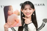 1st写真集を手に持つ川﨑桜（乃木坂46）。