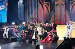 「アイドル音楽フェス The ONE ～一音一生～」オープニングで「ズッコケ男道」を歌う安田章大（SUPER EIGHT）、重岡大毅、神山智洋、濵田崇裕（WEST.）、宮近海斗、川島如恵留、松倉海斗（Travis Japan）、B&ZAI。