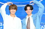 ミッキーマウスのポーズをするKing & Prince。