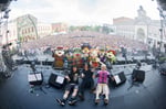 「ヤバイTシャツ屋さん "Tank-top Festival 2026" in 志摩スペイン村 ONE-MAN SHOW」の集合写真。（Photo by Yukihide "JON..."Takimoto）