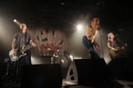 「ザ・クロマニヨンズ ツアー JAMBO JAPAN 2025-2026」沖縄公演の様子。（撮影：柴田恵理）