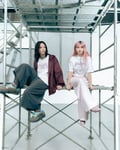 「YOASOBI UT」を着用したYOASOBI。