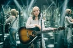 アニメ「青ブタ」のED曲「不可思議のカルテ」を弾き語りで歌唱する竹内アンナ。