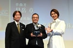 左からJASRAC会長・石原信一、スカイラーク音楽出版株式会社代表取締役・加藤和也、氷川きよし。