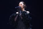 大人びた黒いドレスでファンの前に姿を現した梅澤美波。©乃木坂46LLC
