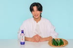 キッコーマン「いつでも新鮮 しぼりたて生しょうゆ」の新レシピ動画「しぼ生だけで旨くなる ズッキーニステーキ」編と「しぼ生だけで旨くなる れんこんステーキ」編のナレーションを務める目黒蓮（Snow Man）。